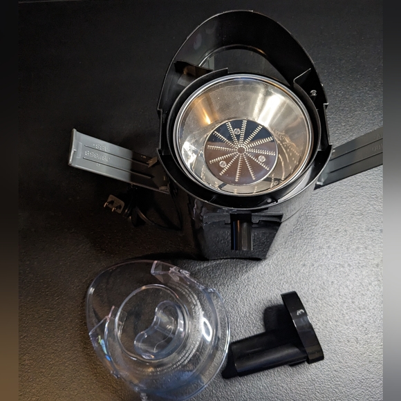 New 400 Watt Fruit And Vegetable Juice Extractor/Juicer, Compact Design, Black - Picture 12 of 12